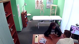 Γιατρός γλείφει μαύρη κατά την εξέταση