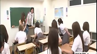Titulky japonská školáčka mylne nahé v škole