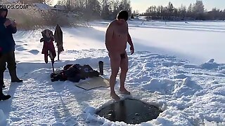 男人跳在冰洞https://nakedguyz.blogspot.com