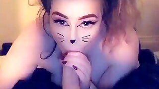 Amelia Skye i Cat Dress-Up Fucks og Deepthroater Stor Kuk og Dildo på Snapchat