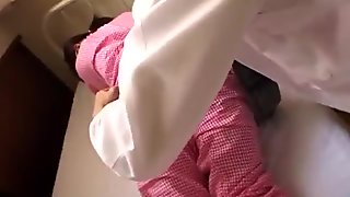 Kopmuş göğüsler ve anal yaralanma ile genç japonya sürtük
