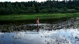 Telanjang berenang di sungai volga